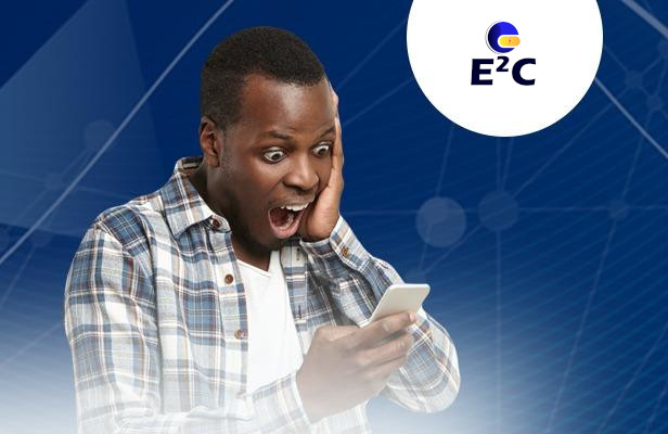 Personne surprise regardant son téléphone